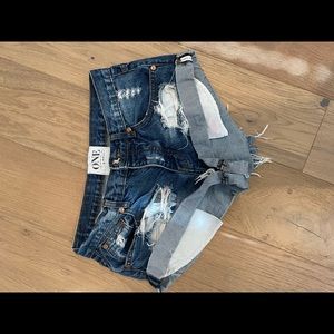 One Teaspoon bandits shorts in a great condition. Size 26.